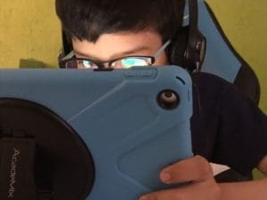 Niño jugando vidojuegos