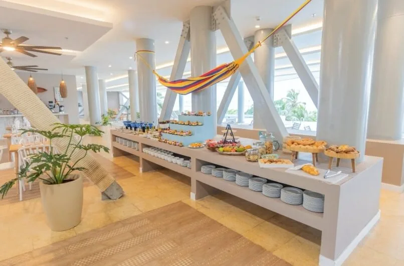 Disfruta una excelencia culinaria frente al Mar de los Siete Colores con The Blue Wall Buffet